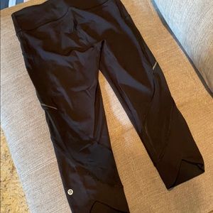 Lululemon black mesh side pocket capri leggings